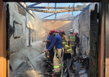 petugas damkar Bumi Waras