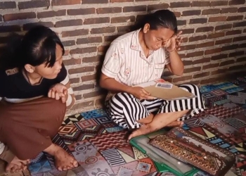 Gina Dwi Sartika (16) siswi SMP Negeri 13 Bandar Lampung yang memilih berhenti sekolah, karena diduga sering dibully anak pemulung oleh teman sekolahnya berharap bisa kembali mengenyam pendidikan sampai selesai. Lampost.co/Andi Apriadi