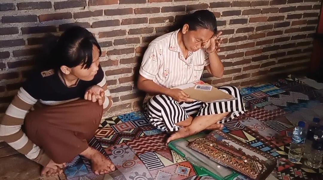 Gina Dwi Sartika (16) siswi SMP Negeri 13 Bandar Lampung yang memilih berhenti sekolah, karena diduga sering dibully anak pemulung oleh teman sekolahnya berharap bisa kembali mengenyam pendidikan sampai selesai. Lampost.co/Andi Apriadi