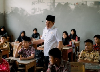 Dokumentasi saat Bupati Pesisir Barat Dedi Irawan sedang bersama murid
