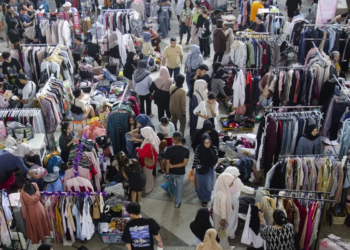 bekas impor yang dijual saat acara Batam Sunday Market di Orchard Park Batam, Kepulauan Riau