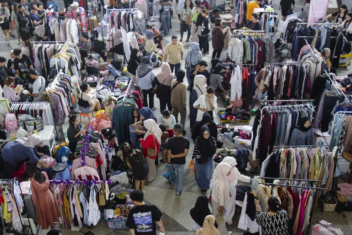 bekas impor yang dijual saat acara Batam Sunday Market di Orchard Park Batam, Kepulauan Riau