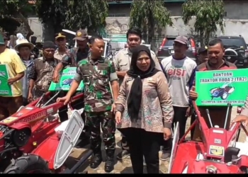 Petani Apresiasi Bantuan Traktor Dari Pemkot Bandar Lampung. Lampost.co/Andi Apriadi