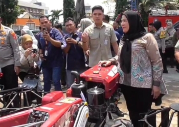 Walikota Bandar Lampung, Eva Dwiana salurkan bantuan lima traktor. Lampost.co/Andi Apriadi