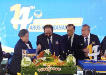 Ketua Umum (Ketum) Partai NasDem Surya Paloh melakukan kegiatan potong tumpeng di puncak HUT ke-14 NasDem.(Dok. NasDem)
