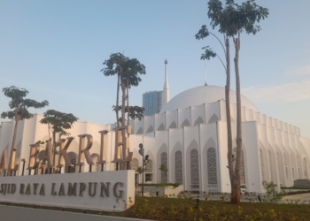 Suasana langit cerah berawan menyelimuti Masjid Raya Lampung Al Bakrie, Bandar Lampung. (Foto: Lampost.co / Triyadi Isworo)