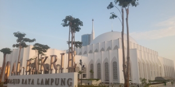 Suasana langit cerah berawan menyelimuti Masjid Raya Lampung Al Bakrie, Bandar Lampung. (Foto: Lampost.co / Triyadi Isworo)