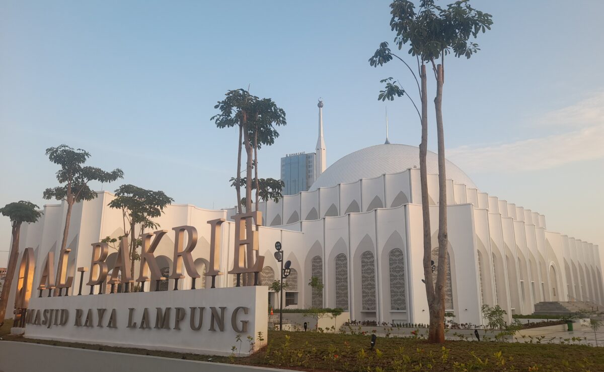Suasana langit cerah berawan menyelimuti Masjid Raya Lampung Al Bakrie, Bandar Lampung. (Foto: Lampost.co / Triyadi Isworo)