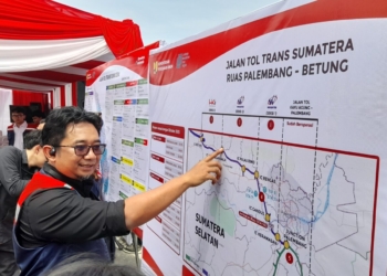 EVP Divisi Pembangunan Jalan Tol, Pulung Satyo Anggono menjelaskan peta pembangunan Junction Palembang Ram 4 Jalan Tol Trans Sumatera (JTTS). (Foto: Lampost.co / Triyadi Isworo)
