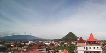 Nampak cuaca Kota Bandar Lampung cerah berawan. Namun BMKG Provinsi Lampung tetap mengingatkan tetap waspada potensi hujan. (Foto: Lampost.co / Triyadi Isworo)