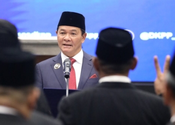 Ketua DKPP, Heddy Lugito melakukan pelantikan terhadap Tim Pemeriksa Daerah (TPD) periode 2025-2026, di Jakarta, Kamis, 6 November 2025. Dok. DKPP