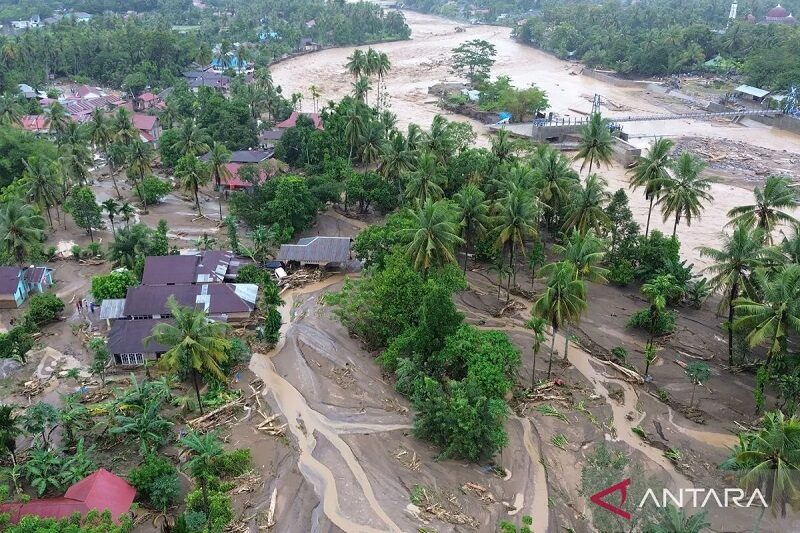 Walhi Sebut Penyebab Banjir dan Longsor Sumatra Bukan Sekadar Hujan