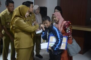 Walikota Eva Dwiana Salurkan Bantuan Bencana Alam dan Pengobatan