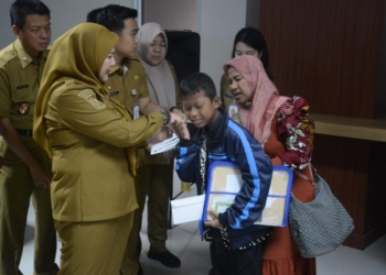 Walikota Bandar Lampung, Eva Dwiana menyalurkan bantuan kepada warga yang mengalami musibah bencana alam, hingga yang menjalani pengobatan keluar daerah, di Mall Pelayanan Publik, Pemkot, Senin 3 November 2025. Dok Pemkot
