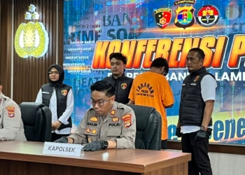 Unit Reskrim Polsek Teluk Betung Selatan berhasil menangkap pelaku pelecehan seksual di Masjid Darul Iman, Kelurahan Garuntang, Kecamatan Bumi Waras, Bandar Lampung, Jumat 31 Oktober 2025. (Foto: Lampost.co / Asrul Septian Malik)