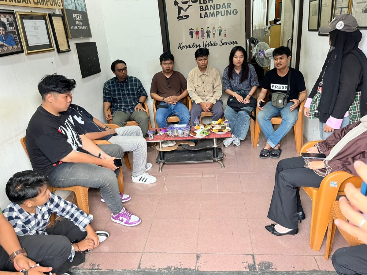 Sejumlah organisasi masyarakat sipil Lampung menolak gelar Pahlawan Nasional kepada Presiden ke-2 RI, Soeharto di Kantor LBH Bandar Lampung, Senin, 3 Oktober 2025. Dok