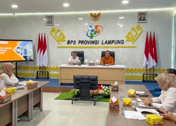 Kepala BPS Provinsi Lampung, Ahmadriswan Nasution saat menyampaikan Perekonomian Provinsi Lampung pada triwulan III-2025, Rabu, 5 November 2025. (Foto: Lampost.co / Silvia Agustina)