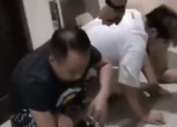 Tangkapan video jajaran Polres Metro Bekasi warga negara asing (WNA) asal China yang terlibat jaringan penipuan daring lintas negara di sebuah rumah wilayah kelurahan Kedamaian, Tanjungkarang Timur, Kota Bandar Lampung, Kamis, 31 Oktober 2025. Dok. Lampost.co