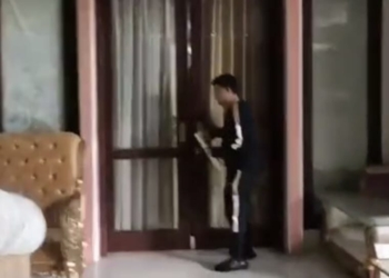 Tangkapan video jajaran Polres Metro Bekasi warga negara asing (WNA) asal China yang terlibat jaringan penipuan daring lintas negara di sebuah rumah wilayah kelurahan Kedamaian, Tanjungkarang Timur, Kota Bandar Lampung, Kamis, 31 Oktober 2025. Dok. Lampost.co