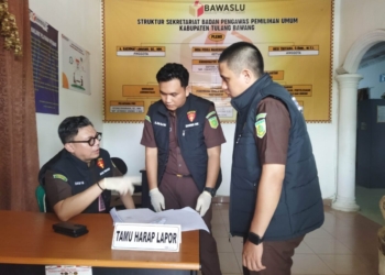 Tim Penyidik Kejaksaan Negeri Tulangbawang melakukan penggeledahan Kantor Bawaslu Tulangbawang, Selasa, 11 November 2025.