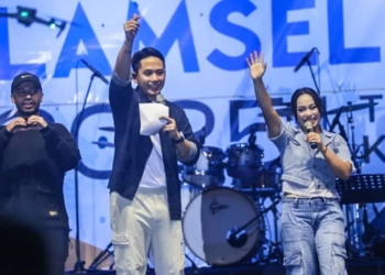 Bupati Lampung Selatan Radityo Egi Pratama bersama Ketua TP PKK Lampung Selatan sekaligus utusan Khusus Presiden (UKP) Bidang Pariwisata Zita Anjani saat membuka Lamsel Fest 2025 memperingati Hari Ulang Tahun (HUT) ke-69 Lampung Selatan di Lapangan Korpri, Kalianda, Jumat malam, 14 November 2025. Malam. Dok