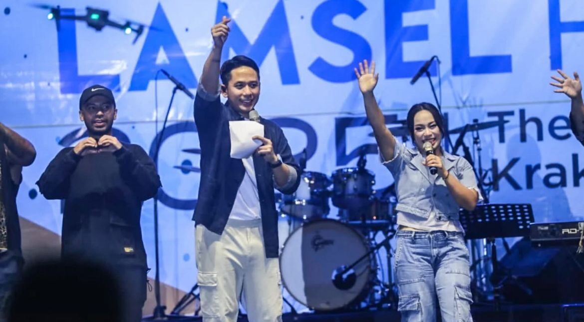 Bupati Lampung Selatan Radityo Egi Pratama bersama Ketua TP PKK Lampung Selatan sekaligus utusan Khusus Presiden (UKP) Bidang Pariwisata Zita Anjani saat membuka Lamsel Fest 2025 memperingati Hari Ulang Tahun (HUT) ke-69 Lampung Selatan di Lapangan Korpri, Kalianda, Jumat malam, 14 November 2025. Malam. Dok