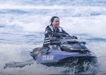 Ketua TP-PKK Kabupaten Lampung Selatan, Zita Anjani mengendarai jetski memimpin langsung perjalanan penguatan sport tourism dan wisata petualangan di wilayah Selat Sunda, Jumat, 14 November 2025. Dok