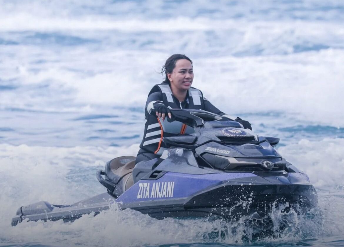 Ketua TP-PKK Kabupaten Lampung Selatan, Zita Anjani mengendarai jetski memimpin langsung perjalanan penguatan sport tourism dan wisata petualangan di wilayah Selat Sunda, Jumat, 14 November 2025. Dok