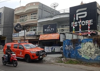 Tim Inafis Polresta Bandar Lampung usai melakukan olah TKP kejadian pembobolan toko I-Phone di Jalan Antasari, Bandar Lampung, Sabtu 15 November 2025. (Foto: Lampost.co / Andi Apriadi)