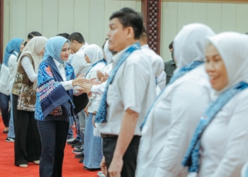 Ketua Tim Penggerak PKK Provinsi Lampung Purnama Wulan Sari Mirza selaku Pengarah PKDL memberikan selamat kepada pengurus Persatuan Komunitas Disabilitas Provinsi Lampung (PKDL) masa bakti 2025-2030 di Gedung Pusiban, Komplek Kantor Gubernur Lampung, Jumat (14/11/2025). Dok ADPIM