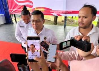 Kepala BNNP Lampung, Kombes Pol Sakeus Ginting memberikan keterangan usai memusnahkan barang bukti narkotika hasil pengungkapan kasus periode Agustus - November 2025. (Foto: Lampost.co / Asrul Septian Malik)