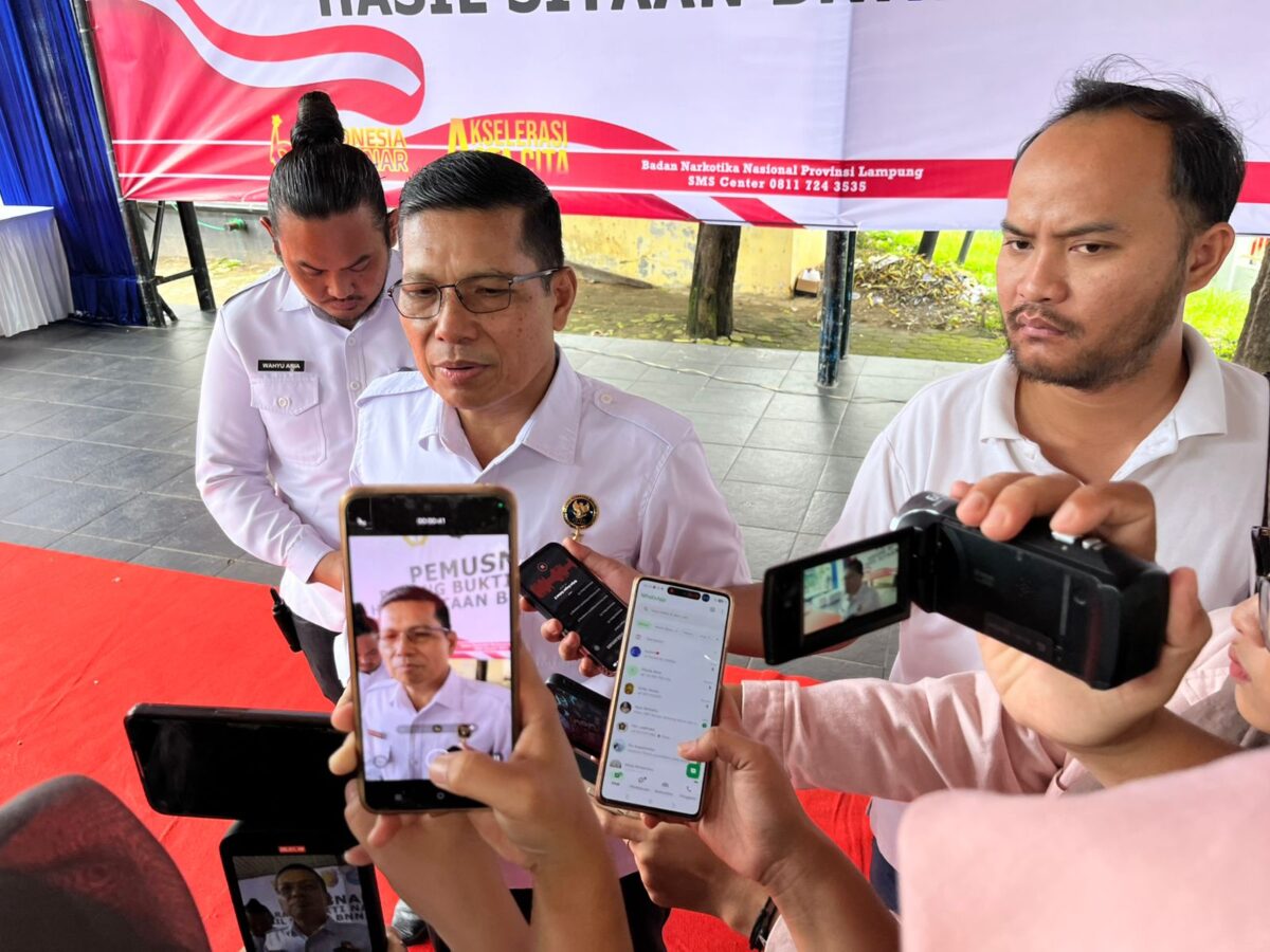 Kepala BNNP Lampung, Kombes Pol Sakeus Ginting memberikan keterangan usai memusnahkan barang bukti narkotika hasil pengungkapan kasus periode Agustus - November 2025. (Foto: Lampost.co / Asrul Septian Malik)