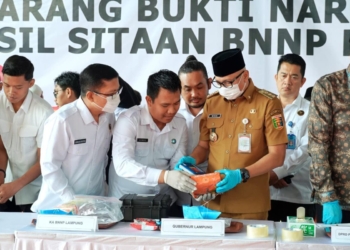 Gubernur Lampung Rahmat Mirzani Djausal bersama jajaran memusnahkan barang bukti narkotika hasil pengungkapan kasus periode Agustus - November 2025. (Foto: Lampost.co / Asrul Septian Malik)