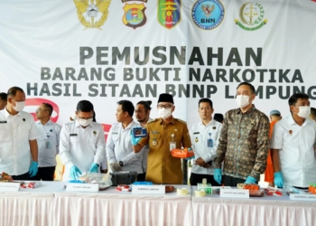 Gubernur Lampung Rahmat Mirzani Djausal bersama jajaran memusnahkan barang bukti narkotika hasil pengungkapan kasus periode Agustus - November 2025. (Foto: Lampost.co / Asrul Septian Malik)