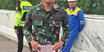 Aparat mengamankan ekstasi ketika patroli rutin petugas gabungan Jalan Tol Trans Sumatera (JTTS) Ruas Bakauheni–Terbanggi Besar, Kamis, 20 November 2025 pagi. Dok Polisi