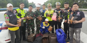 Aparat mengamankan ekstasi ketika patroli rutin petugas gabungan Jalan Tol Trans Sumatera (JTTS) Ruas Bakauheni–Terbanggi Besar, Kamis, 20 November 2025 pagi. Dok Polisi