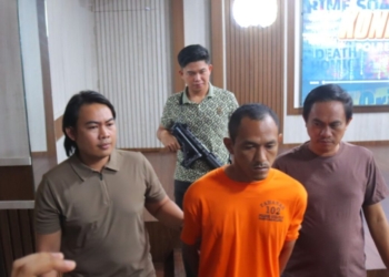 Polisi mengamankan Rustam (36) warga Bandar Lampung karena diduga membunuh ayah kandungnya, Marso (67). Dok. Polisi