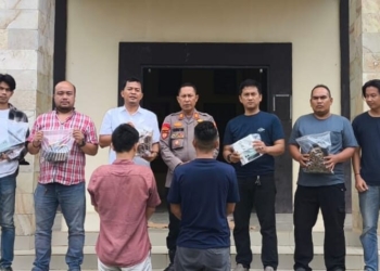 RAS (31), warga Pekon Terbaya, sebagai pelaku utama, dan H (43), warga Kelurahan Kuripan Tanggamus diamankan Polsek Kotaagung. (Dok Polres)