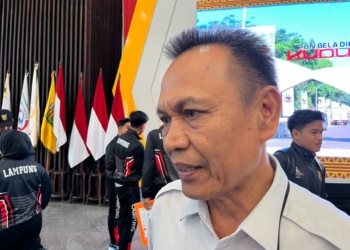 Ketua Umum KONI Lampung, Taufik Hidayat, menyampaikan keterangan usai memberikan tali asih kepada para atlet yang meraih medali pada ajang PON Beladiri 2025 Kudus, Jawa Tengah, di Mahan Agung, Rabu, 26 November 2025. Dok