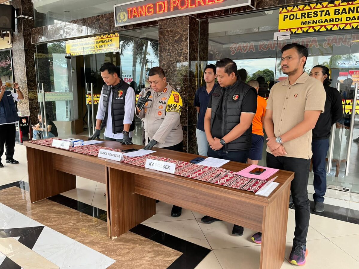 Tim Gabungan Satreskrim Polresta Bandar Lampung menangkap pemuda yang tega membunuh bibinya sendiri kemudian mencuri motor dan smartphone untuk judi online. Dok. Polres Bandar Lampung