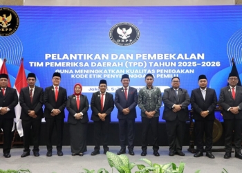 Jajaran Pimpinan DKPP, KPU, Bawaslu dan Kementerian Dalam Negeri melakukan foto bersama usai pelantikan Tim Pemeriksa Daerah (TPD) periode 2025-2026, di Jakarta, Kamis, 6 November 2025. Dok DKPP
