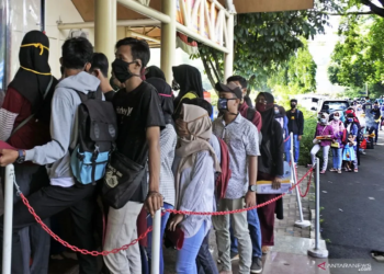 PENGANGGURAN DI INDONESIA. Sejumlah warga antre untuk mengurus pembuatan Kartu Pencari Kerja (Kartu Kuning) di Kantor Dinas Tenaga Kerja Kota Serang, Banten. Kelompok usia 15 sampai 29 tahun atau Gen Z mencatat kontribusi terbesar terhadap jumlah pengangguran di Indonesia dengan 67 persen pengangguran berasal dari generasi tersebut, setara 4,9 juta orang. ANTARA FOTO/ASEP FATHULRAHMAN