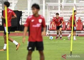 Pesepak bola Timnas Indonesia U-23 Mauro Zijlstra (kedua kanan)