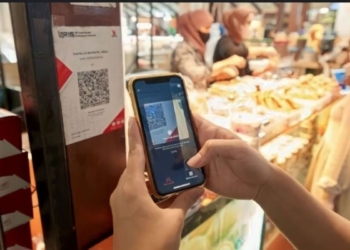 TRANSAKSI QRIS. Pengguna QRIS di salah satu outlet kuliner. Pemanfaatan data digital di sektor keuangan kini melangkah lebih jauh. Setelah menjadi tulang punggung pembayaran nontunai, transaksi quick response code indonesian standard (QRIS) kini menjadi alat baru dalam menilai kelayakan kredit nasabah. ANTARA