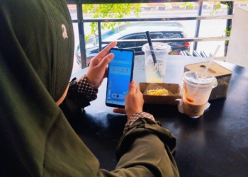 Seorang pelanggan Telkomsel sedang berinteraksi dengan Veronika, layanan berbasis AI melalui aplikasi MyTelkomsel. Lampost.co