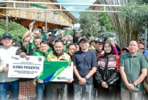 Gubernur Lampung Rahmat Mirzani Djausal dan Wakil Gubernur Lampung Jihan Nurlela secara simbolis memberikan kartu kepesertaan BPJS Ketenagakerjaan kepada pengendara ojek online usai Sunday Morning Ride (Sunmori) di Bandar Lampung, Minggu Pagi (12/10/2025). Dok ADPIM Lampung