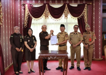 Pemerintah Kabupaten Lampung Barat melalui Bupati Parosil Mabsus menghibahkan tanah seluas 1.593 meter persegi kepada Kejaksaan Negeri Lampung Barat pada Selasa, 11 November 2025.