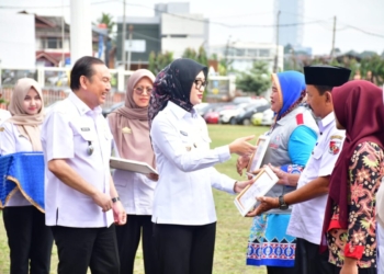 Penyerahan piagam penghargaan Inovasi Posyandu tingkat Provinsi Lampung, Rabu 12 November 2025. Dalam peringatan Hari Kesehatan Nasional (HKN) ke-61 digelar di lapangan korpri Bandar Lampung.