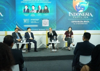 Dr. Bandung Sahari, Director of Sustainability PT Astra Agro Lestari Tbk (kedua kanan) saat sesi CEO Talks di Paviliun Indonesia COP30 Belém, Brasil, yang diselenggarakan pada Rabu (12/11/2025).