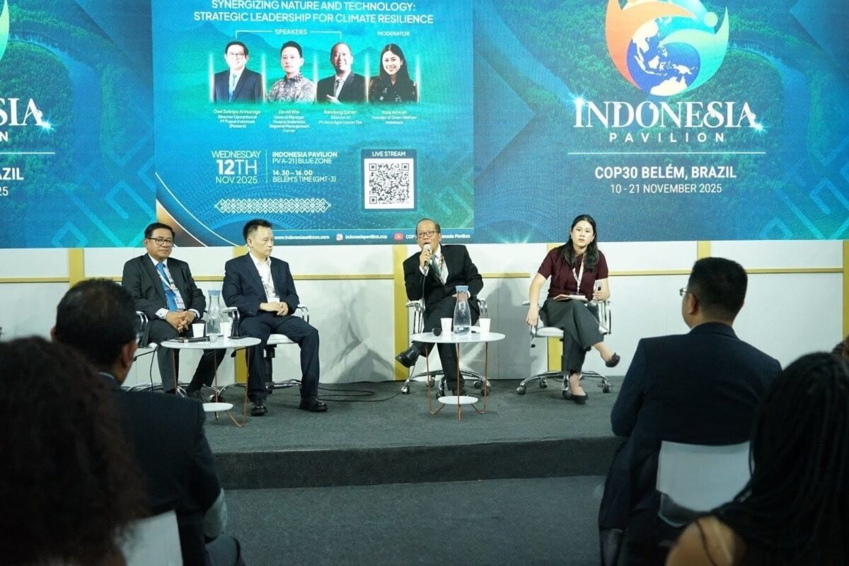 Dr. Bandung Sahari, Director of Sustainability PT Astra Agro Lestari Tbk (kedua kanan) saat sesi CEO Talks di Paviliun Indonesia COP30 Belém, Brasil, yang diselenggarakan pada Rabu (12/11/2025).